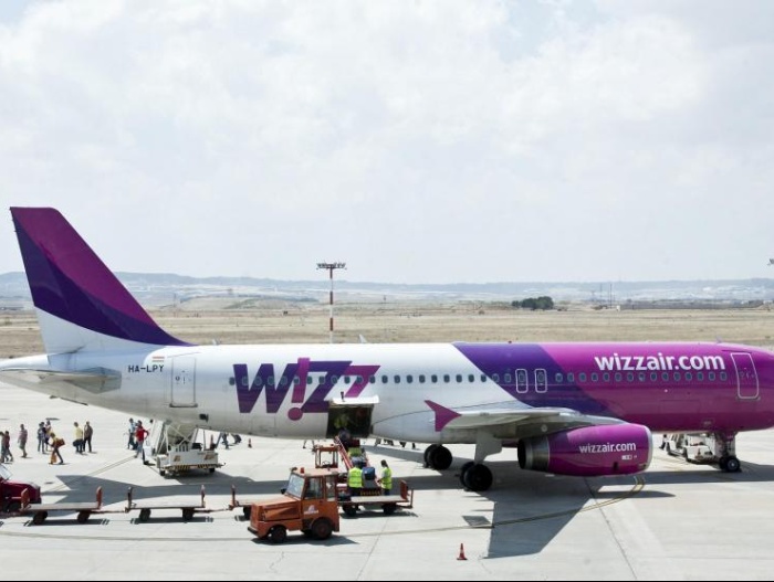 Incident pe un zbor Wizz Air un român a avariat ușa avionului și a