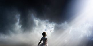 Ce au descoperit medicii la autopsia fetiței care a murit în braţele tatălui revenit acasă de Paşte din străinătate