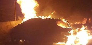 Sardegna – mașina unui român incendiată la Villacidro, carabinierii în căutarea făptașului.