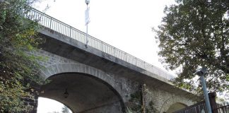 Roma – elevă româncă de 14 ani se aruncă de pe un pod în Ajunul Crăciunului. Internată în condiții foarte grave.