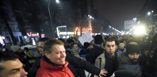 VIDEO – România, peste 20.000 de oameni în stradă! Klaus Iohannis a fost în Piaţa Universităţii alături de protestatari