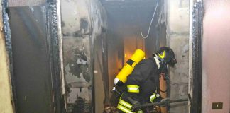 Caltanissetta – incendiu la ușa casei unei familii de români cu trei copii. Indiciile arată că a fost provocat intenționat.