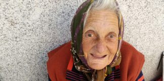 Spania – bătrânică româncă de 82 de ani obligată de o rețea criminală să cerșească. Apelul FADERE către comunitatea românească