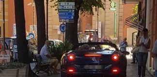 Urcă pe trotuar cu un Ferrari – italian cu antecedente de violență sexuală împotriva unei îngrijitoare românce