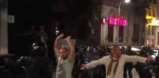 VIDEO: Protestatari pașnici, cu mâinile ridicate, bătuți de jandarmi cu bestialitate la protestul diasporei din 10 august de la București