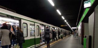 Stresul vieții de oraș: la Milano o femeie română sparge 15 geamuri în stația de metrou sătulă de așteptat trenul