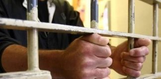 Italia: deținut român încearcă să evadeze în văzul tuturor. A smuls caloriferul din perete şi l-a izbit de gratii până când a reuşit să le rupă