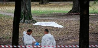 Roma: transsexual român găsit mort cu o rană de cuțit în piept într-un parc din zona Eur