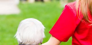 Cum trebuie să ne comportăm cu o persoană bolnavă de Alzheimer. Simptomele bolii