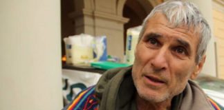 Italia: încearcă să se spânzure în fața băncii românul care a pierdut banii la Veneto Banca, oprit la timp de către manifestanți și de carabinieri