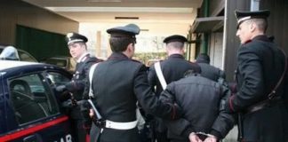 Sicilia: șofer român prins fără asigurare și beat la volan, amenință carabinierii cu un cuțit și dă foc la propria mașină