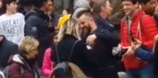 VIDEO: cerere în căsătorie la Fontana di Trevi din Roma, cuplu de tineri români aplaudat de sute de turiști