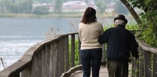 Bătrân italian de 94 de ani dăruiește 100.000 de euro îngrijitoarei sale: „Ea e singura care ține la mine cu adevărat”