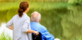 Riscuri și pericole pentru cine îngrijește persoane în vârstă sau invalide. Sfaturi pentru a te mișca în mod corect cu persoana asistată