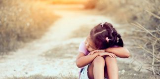 Rădița, crescută de bunici fiindcă mama e plecată la muncă în Italia. Fetița care se juca de-a Dumnezeu