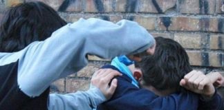 Italia: Băiat român de 16 ani bătut crunt de către colegii săi. Mama sa cere să se facă dreptate