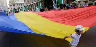 Românii din diaspora despre copiii lor: „Ne împărțim pruncii între două lumi”