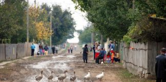 Sărăcia de acasă, mai cruntă decât străinătatea. Cum se trăiește într-un sat din România