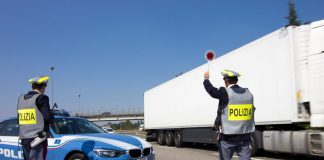 Italia: Șoferul unui camion care transporta pachete în România a oferit 400 de euro polițiștilor pentru a scăpa de amendă. Nu avea autorizație de transport