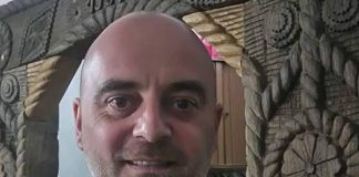 Românul din Italia care şi-a adus poarta de lemn din Maramureș pentru a-şi potoli dorul de casă: „Nu pot să-mi uit rădăcinile”