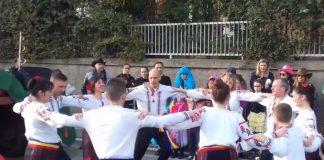 Italia: Dansul popular al unui grup de români încântă trecătorii și publicul italian