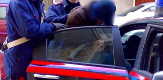 Italia: bărbat indian arestat, umplea o canistră de benzină pentru a da foc soției românce