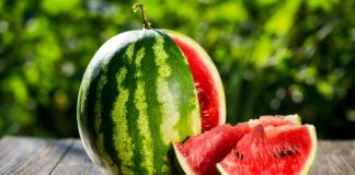 Pepenele roșu, metoda simplă și rapidă pentru a-l tăia în câteva secunde