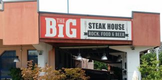 Italia: vede fosta iubită și o ia razna, bărbat român intră cu mașina pe terasa unui local