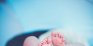 Italia: bebeluș găsit mort într-o valiză, în locuința unei îngrijitoare. Femeia l-a născut în casă