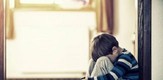 Doi părinți români din Italia trimiși în judecată, copilul lor a căzut pe geam după ce l-au lăsat singur în casă