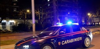 Român arestat în Italia la bordul unui autocar spre România. Exploata minori pentru cerșit, inclusiv copiii săi