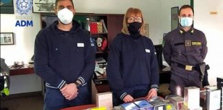 Doi români au intrat în Italia cu parfumuri de firmă de 6 500 de euro, forțele de ordine le-au confiscat produsele