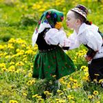 obiceiuri-de-Dragobete-baietel-care-saruta-o-fetita