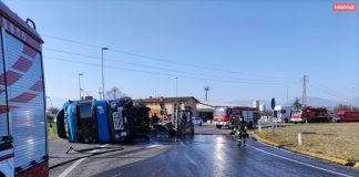 Șofer român din Italia la un pas de moarte după ce s-a răsturnat cu camionul. 200 de litri de motorină revărsați pe asfalt