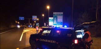 Doi tineri români arestați în Italia, prinși în fragrant în timp ce furau mașini și numere de înmatriculare