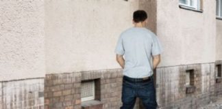 Un tânăr din Italia care a urinat într-o parcare a fost amendat cu 5.000 de euro de carabinieri