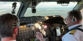Doi piloți s-au luat la bătaie în cabina avionului imediat după decolare. Unul dintre ei a refuzat să execute ordinele celuilalt