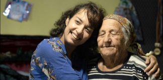 Adoptată de mică în străinătate, o româncă și-a regăsit părinții după 20 de ani. Acum face un documentar cu povestea sa