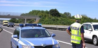 Șoferiță româncă din Italia, a tamponat o mașină pe autostradă apoi s-a întors și a fugit pe contrasens
