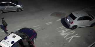 Un bărbat din Italia și-a văzut mașina furată de sub nas cu tot cu soție în ea