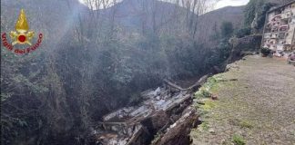 Italia, zeci de sicrie au ajuns într-un pârâu după ce o parte dintr-un cimitir s-a prăbușit