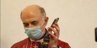 Un preot din Italia sfințește telefoanele credincioșilor pentru a le proteja de știrile false