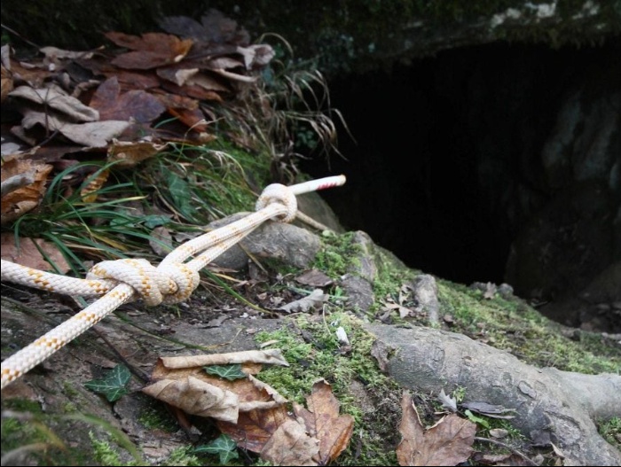 Bărbat găsit mort într-o grotă din Italia, înmormântat fără nume pentru că nu i se cunoaște identitatea