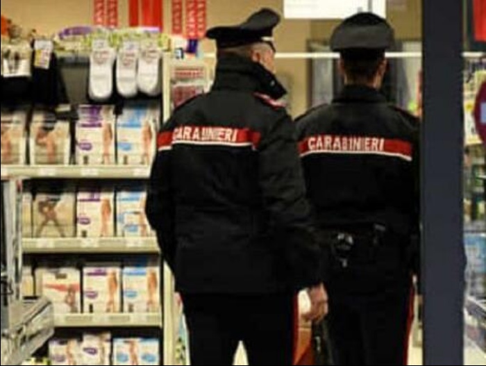 Femeie prinsă în Italia furând mâncare dintr-un magazin. În loc să o aresteze, carabinierii i-au plătit produsele