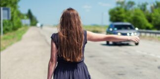 O româncă a jefuit în Italia șoferul care a luat-o la ocazie, apoi a vrut să dea șpagă la polițiști