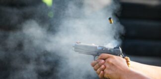 Româncă ucisă de partener într-un bar din străinătate. Bărbatul a împușcat-o de două ori