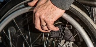 Badantă româncă din Italia, judecată în cazul morții bătrânului asistat care a zăcut pe jos două zile