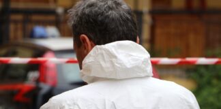 Un bătrân din Italia și-a înjunghiat soția, apoi s-a sinucis aruncându-se de la balcon