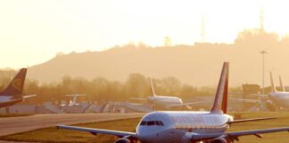 Opt pasageri beți la bordul unui avion i-au făcut pe piloți să devieze avionul spre alt aeroport