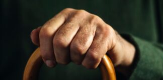 Badantă din Italia devenită soția bătrânului, acuzată că i-a provocat moartea. „L-a făcut să-i crape inima în el”